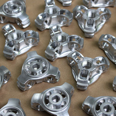 CNC поворачивая подвергая механической обработке ISO9001 частей CNC допуска 0.01mm алюминиевый аттестовал