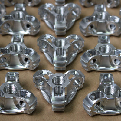 CNC поворачивая подвергая механической обработке ISO9001 частей CNC допуска 0.01mm алюминиевый аттестовал