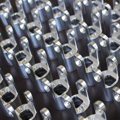 Части CNC высокой точности алюминиевые быстрые с широкими поверхностными заканчивая вариантами